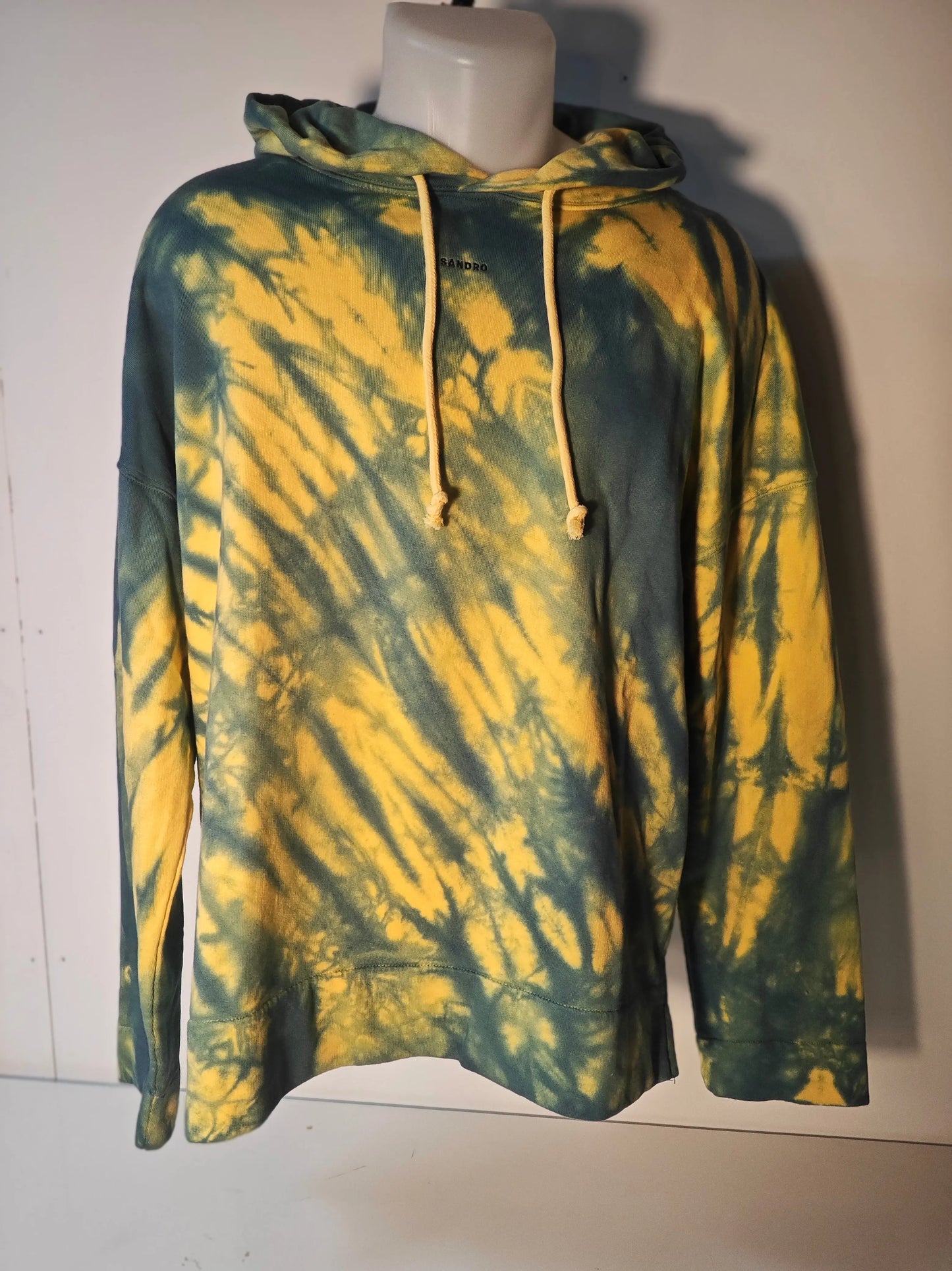 Sweat à capuche tie-dye bleu et jaune de Sandro, avec cordon de serrage et ourlet droit.