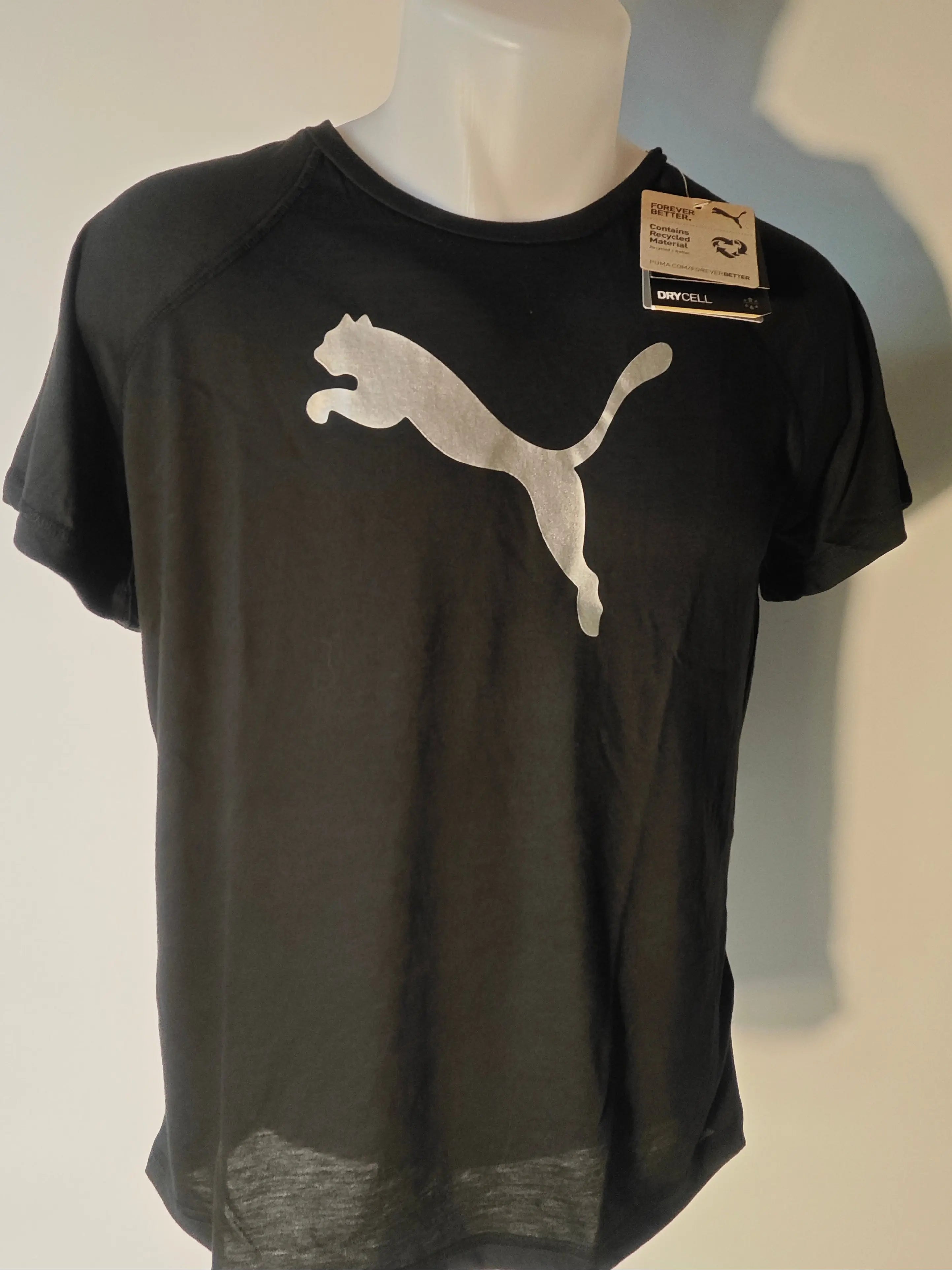T-shirt noir avec logo argenté DRYCELL de Puma, présenté sur un mannequin blanc.