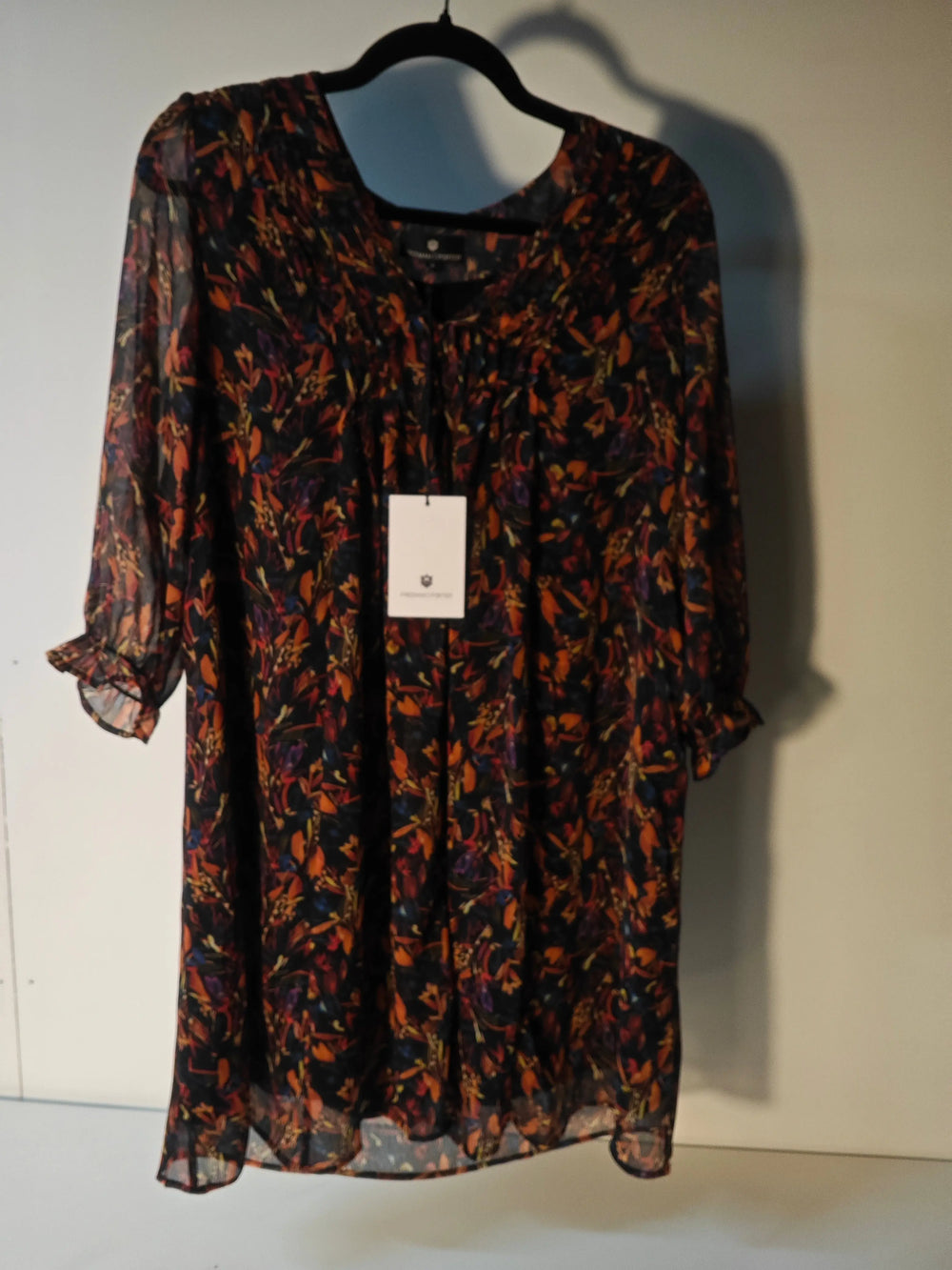 Robe tunique noire à motifs floraux de Freeman T.PORTER, avec manches trois-quarts et étiquette.