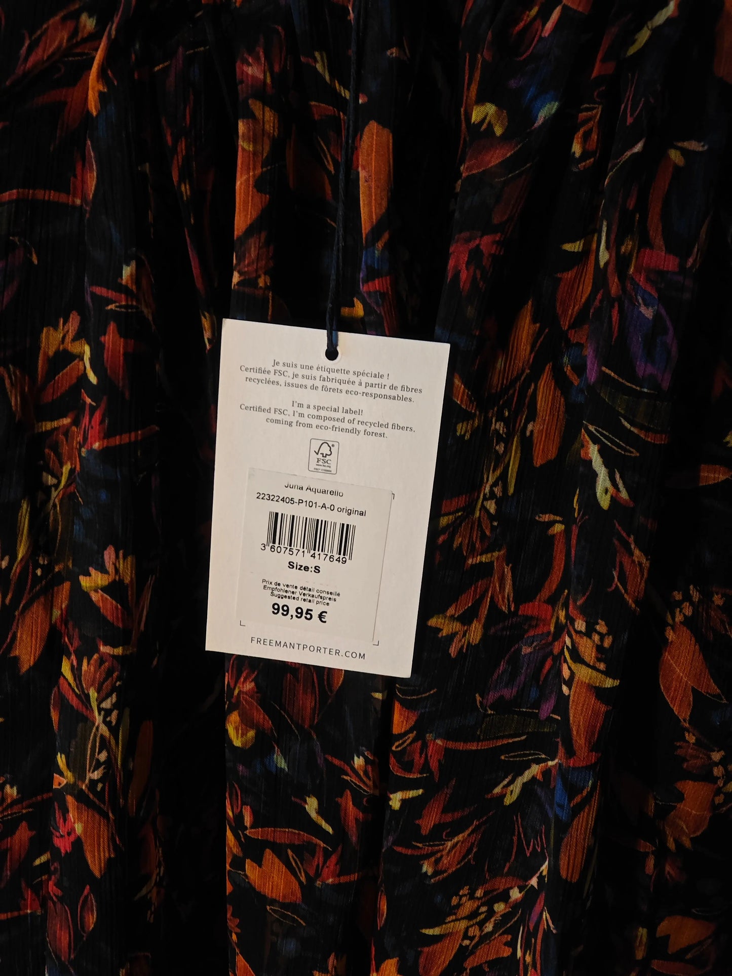 Robe à motifs floraux de FREEMAN T.PORTER avec des détails plissés et une étiquette écologique.