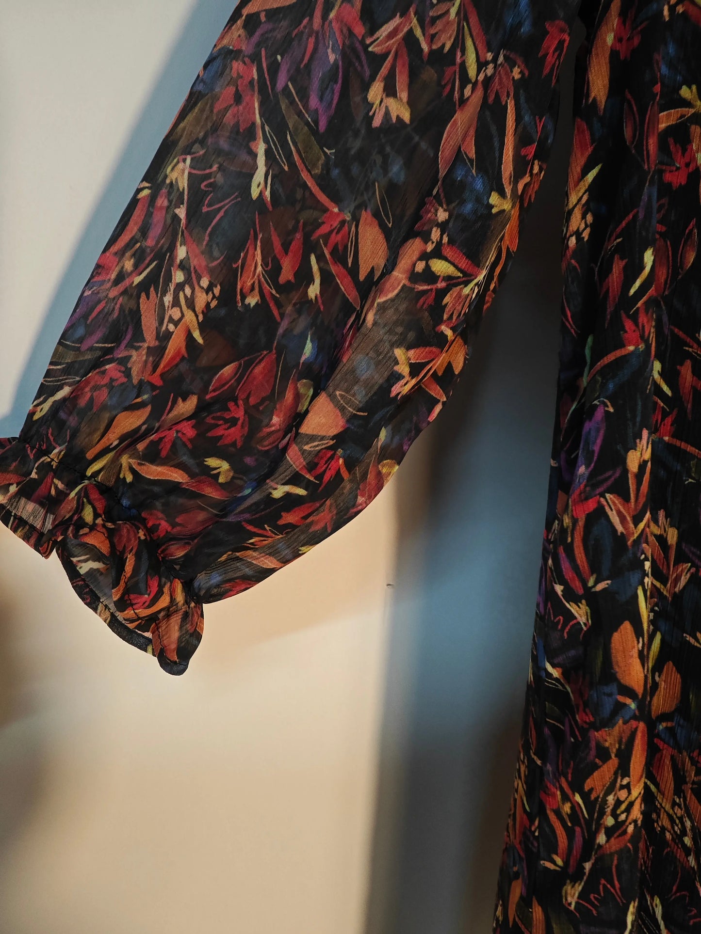 Robe imprimée à manches longues de FREEMAN T.PORTER avec motif floral automnal et détails froncés.