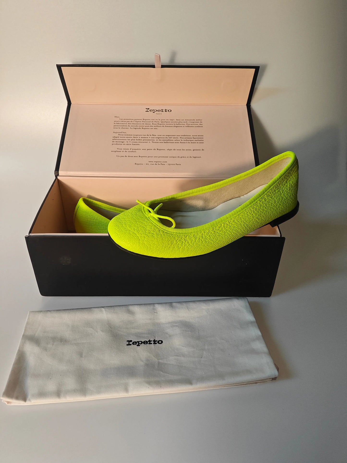 Ballerines jaunes texturées de Repetto, présentées dans leur boîte avec une housse en tissu.