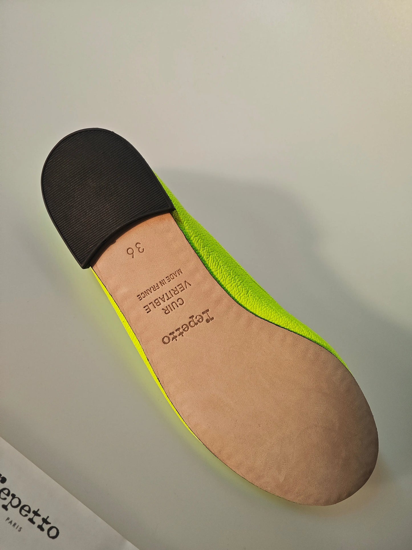 Ballerine verte en cuir véritable de Repetto, semelle en cuir beige et caoutchouc noir.