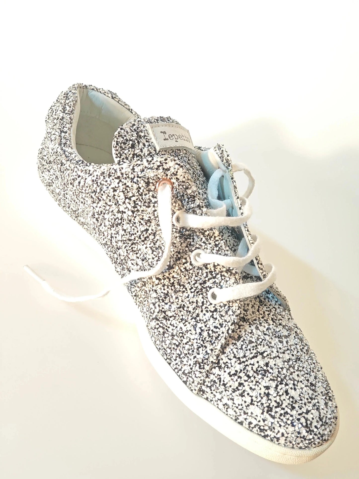 Baskets à paillettes blanches et noires de Repetto avec des lacets blancs.