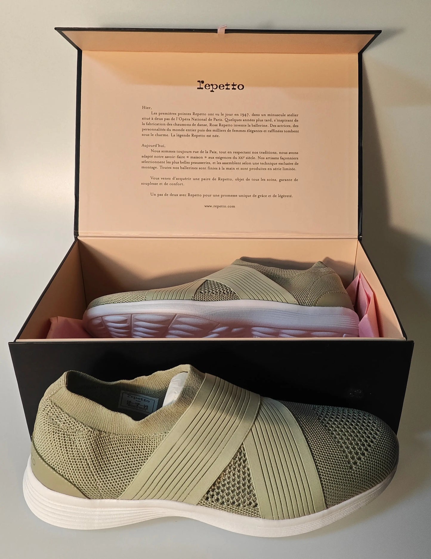 Sneakers tilleul en maille, de Repetto, présentées dans leur boîte logotée.