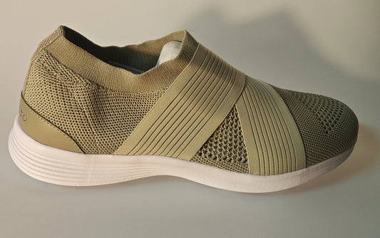 Sneaker Rosac Knit tilleul Repetto, avec une maille aérée, une bande élastique croisée et une semelle blanche.