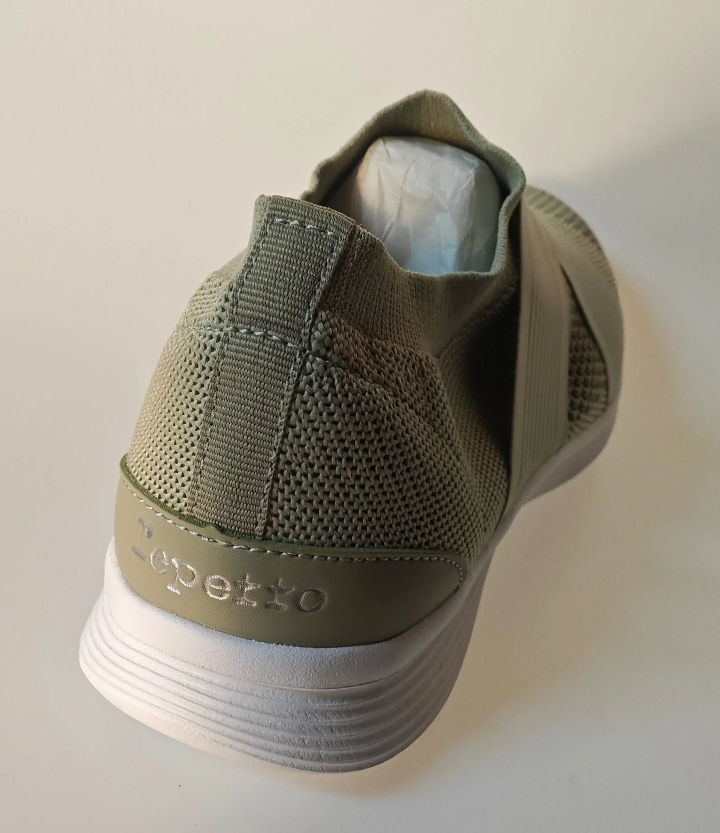 Basket en maille tilleul, de Repetto, avec motif tricoté et semelle blanche, vue arrière.