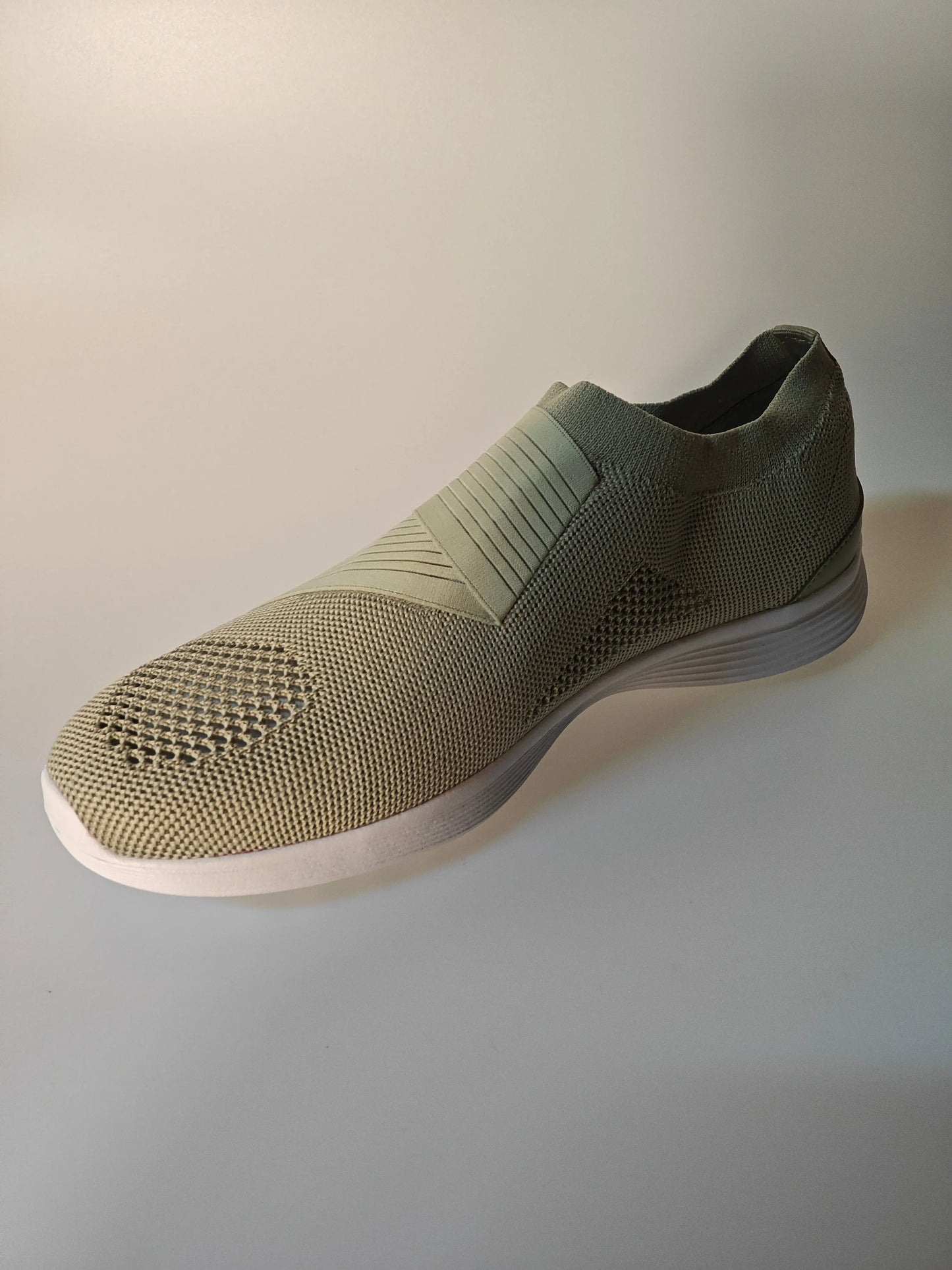 Sneaker en maille tilleul de Repetto, avec motif perforé et détail de bande élastique transversale sur le dessus.