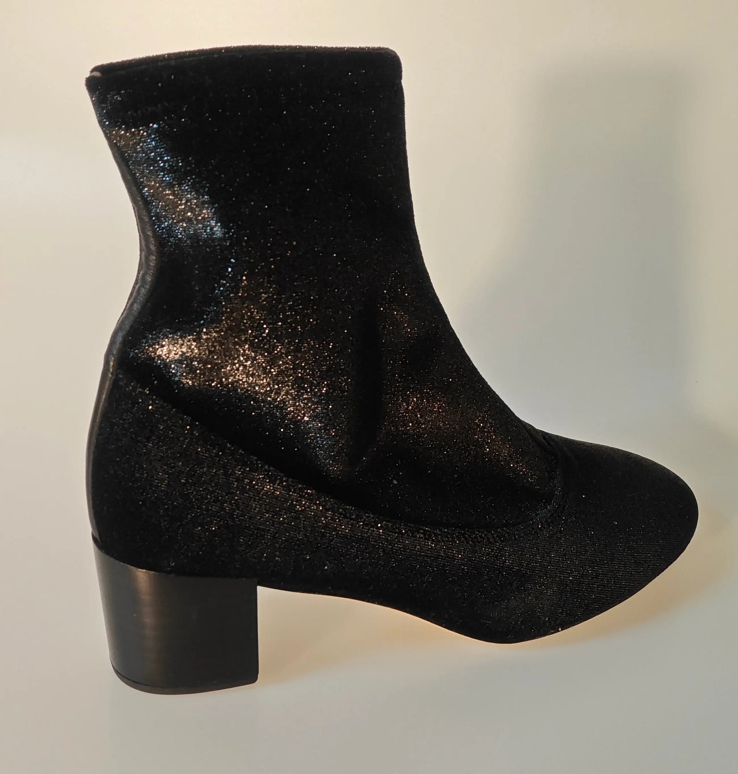 Bottine noire scintillante par Repetto, avec talon bloc et coupe chaussette.