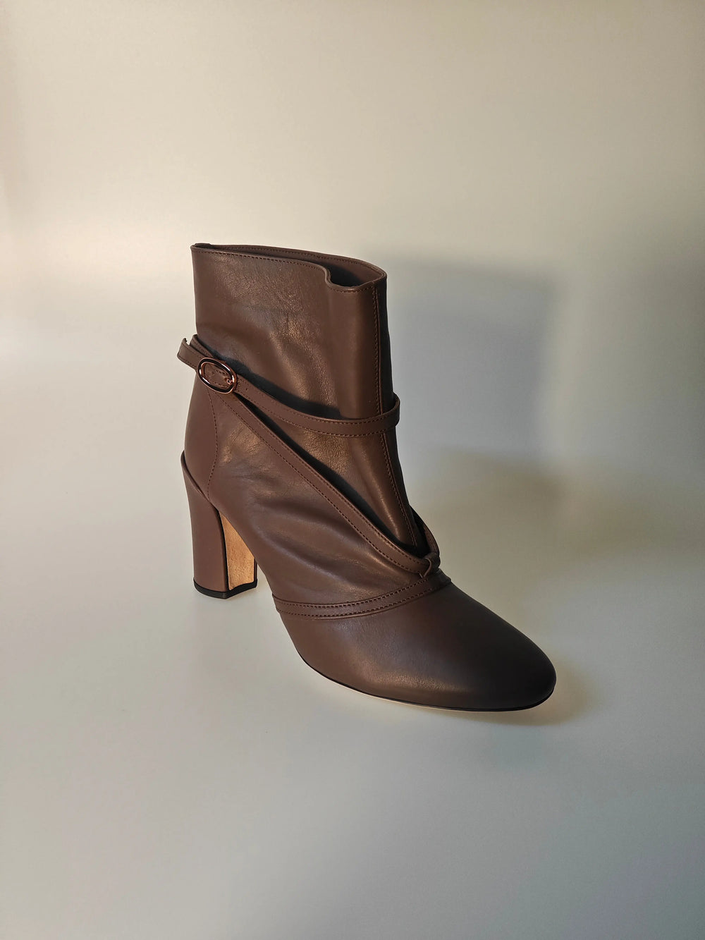 Bottine en cuir marron Repetto avec une bride à boucle, talon bloc et bout pointu.