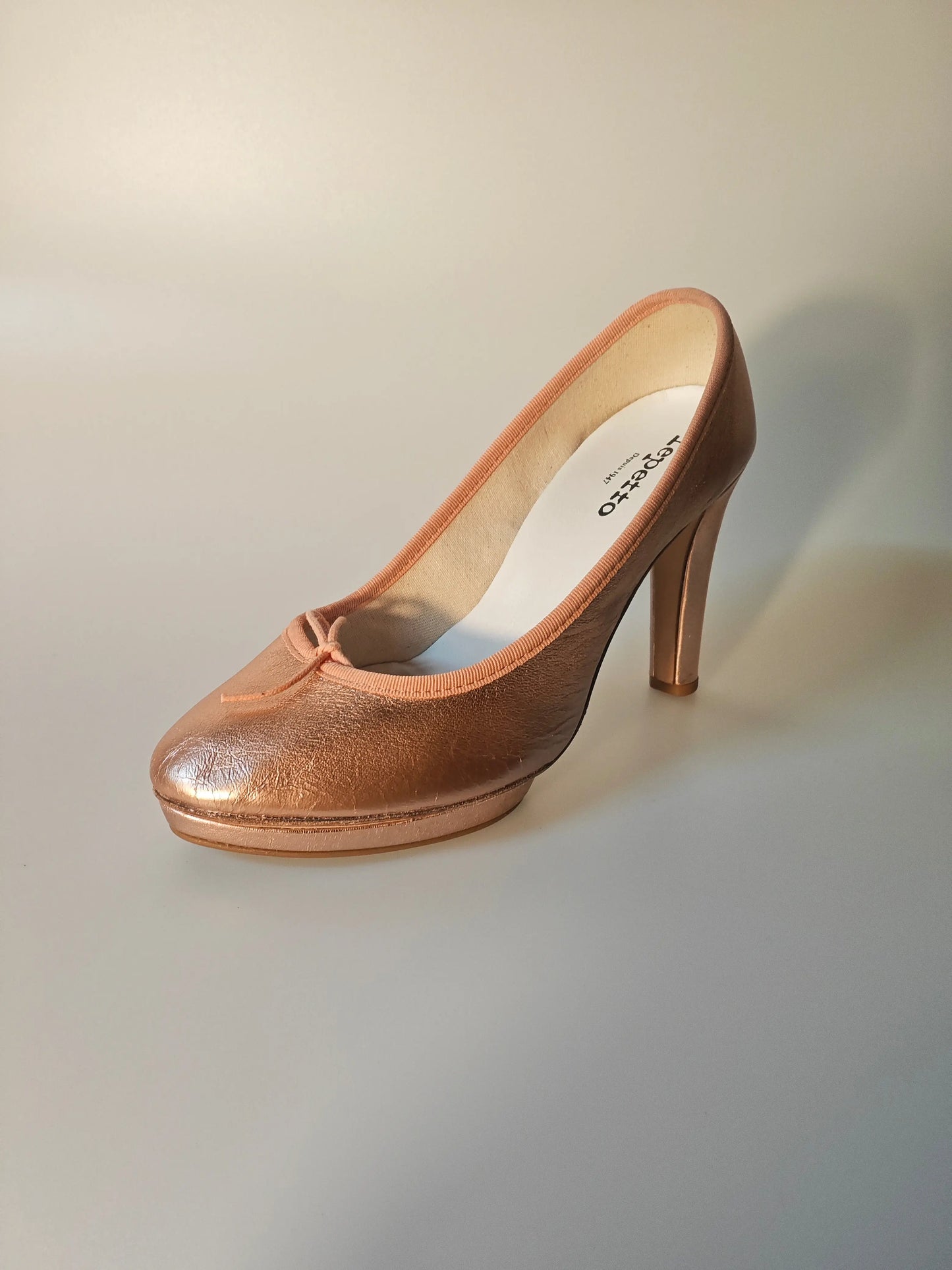 Escarpin rose cuivré en cuir, de Repetto, modèle iconique avec un talon fin couleur bronze.