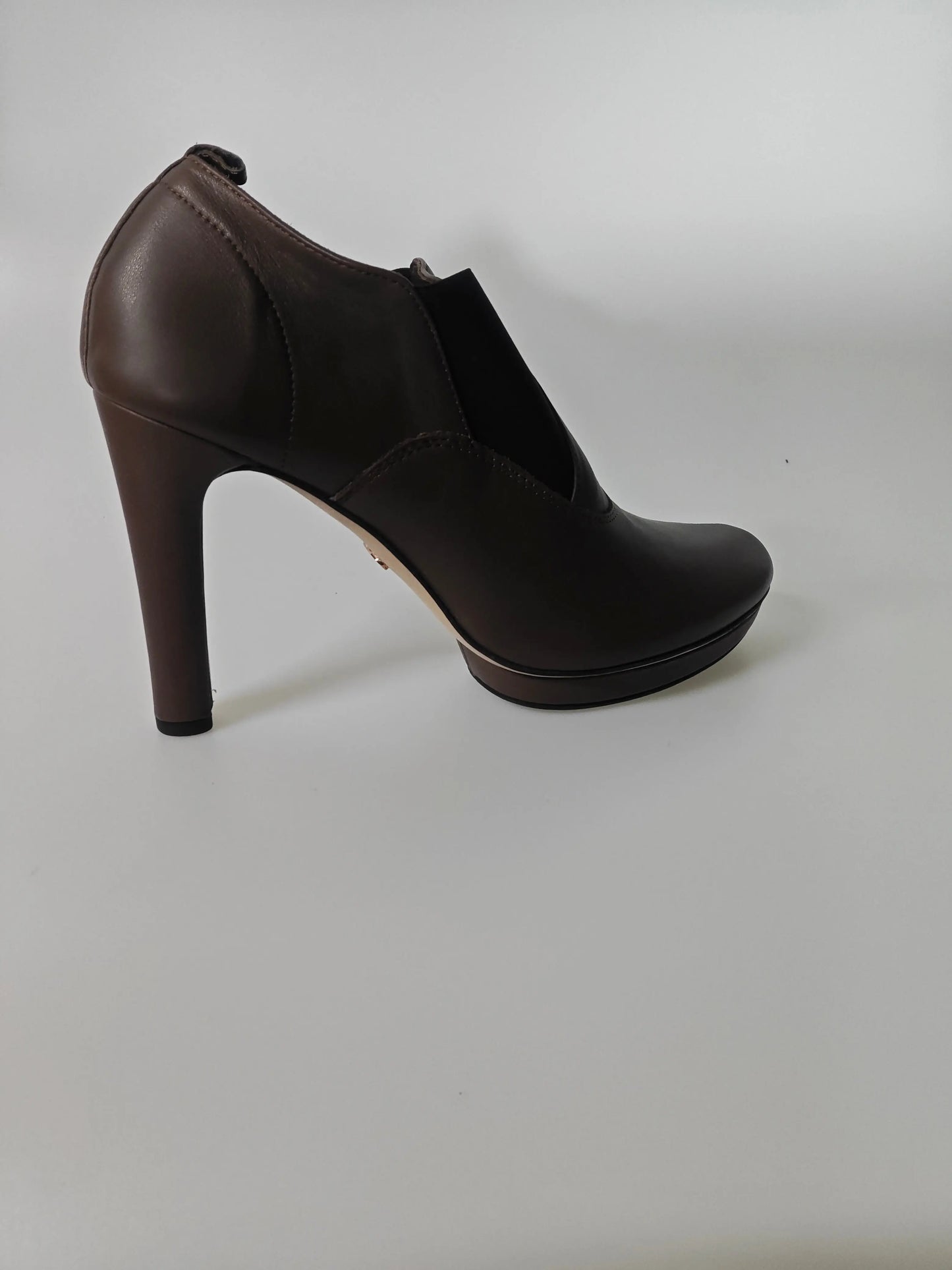 Escarpin marron de Repetto, avec talon aiguille et bout arrondi, sur fond blanc.