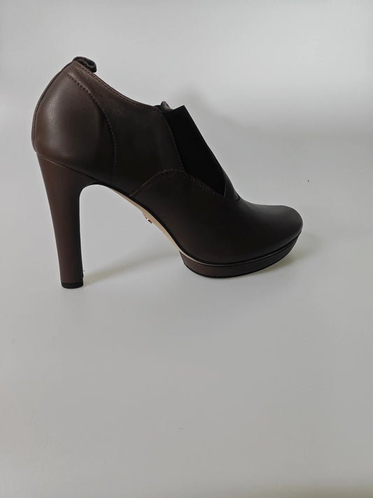 Escarpin marron de Repetto, avec talon aiguille et bout arrondi, sur fond blanc.