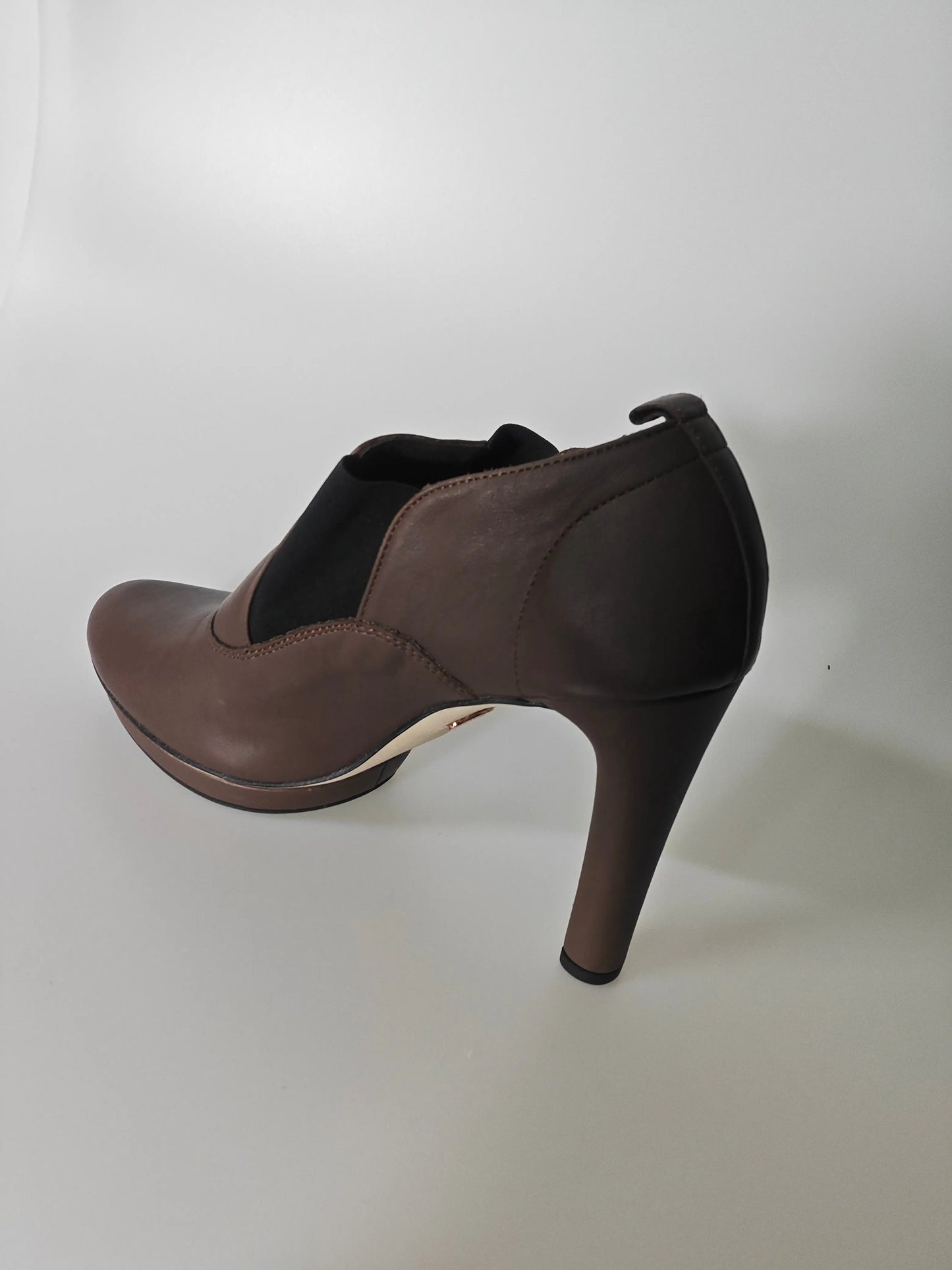 Escarpin marron Repetto à talon aiguille épais et empiècement élastiqué noir.