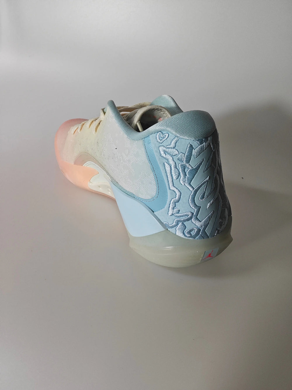 Basket Jordan Nike Zion 3 NRG en dégradé pastel, par Jordan, avec broderies décoratives sur le talon.