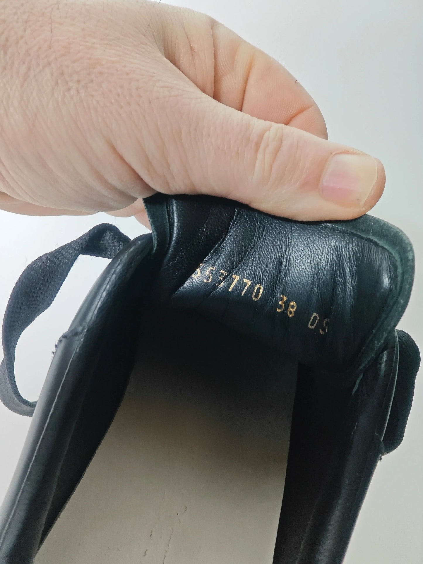 Chaussures en cuir noir T38 de Alexander McQueen, avec numéro de série imprimé en doré.