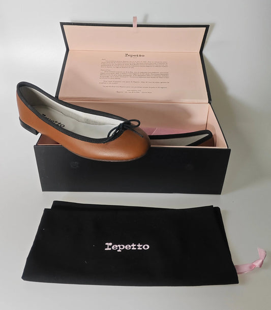 Ballerines en cuir marron par Repetto, présentées dans leur boîte avec leur sac de rangement.