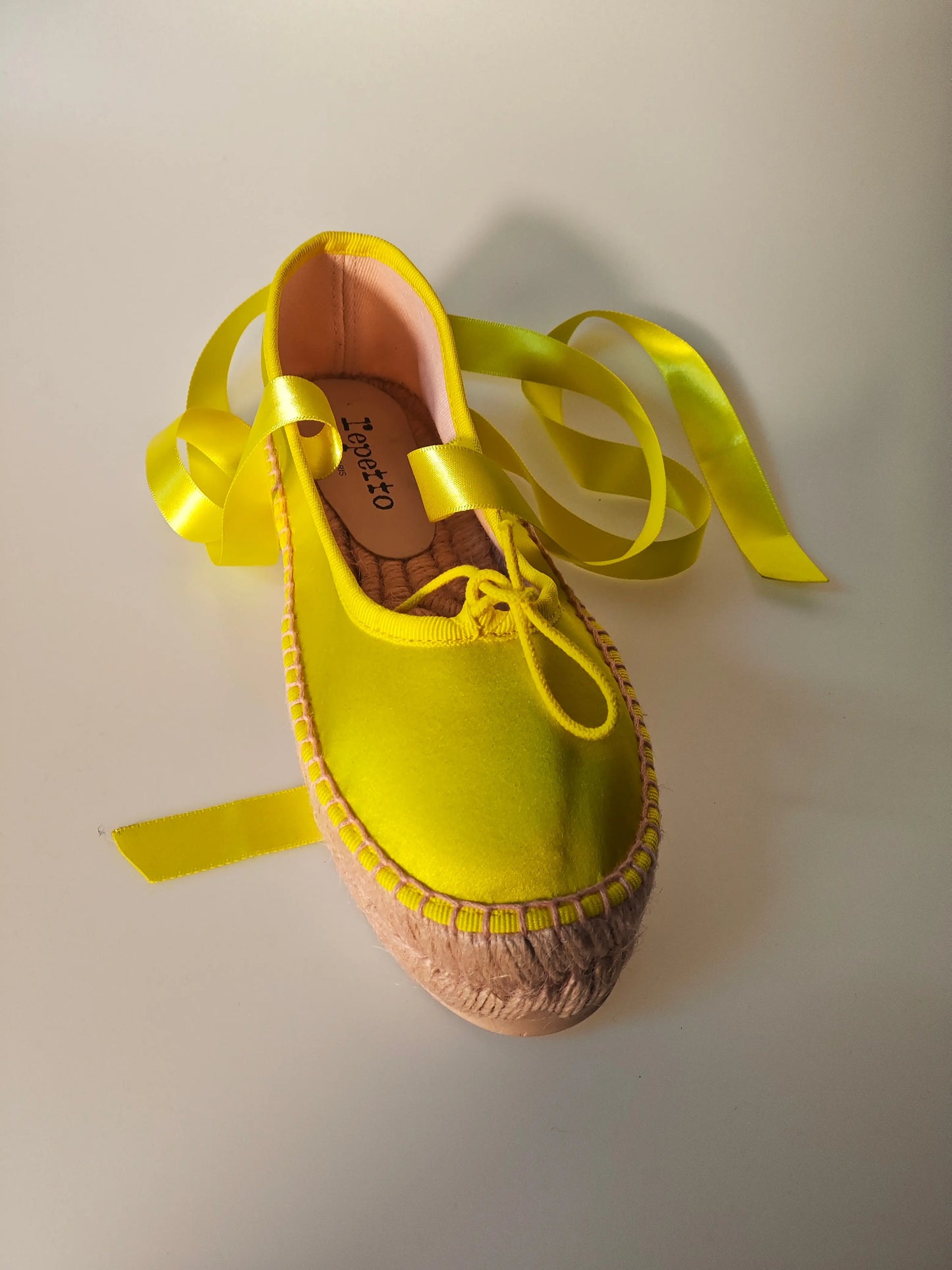 Espadrille jaune en satin de Repetto avec rubans jaunes et semelle tressée.