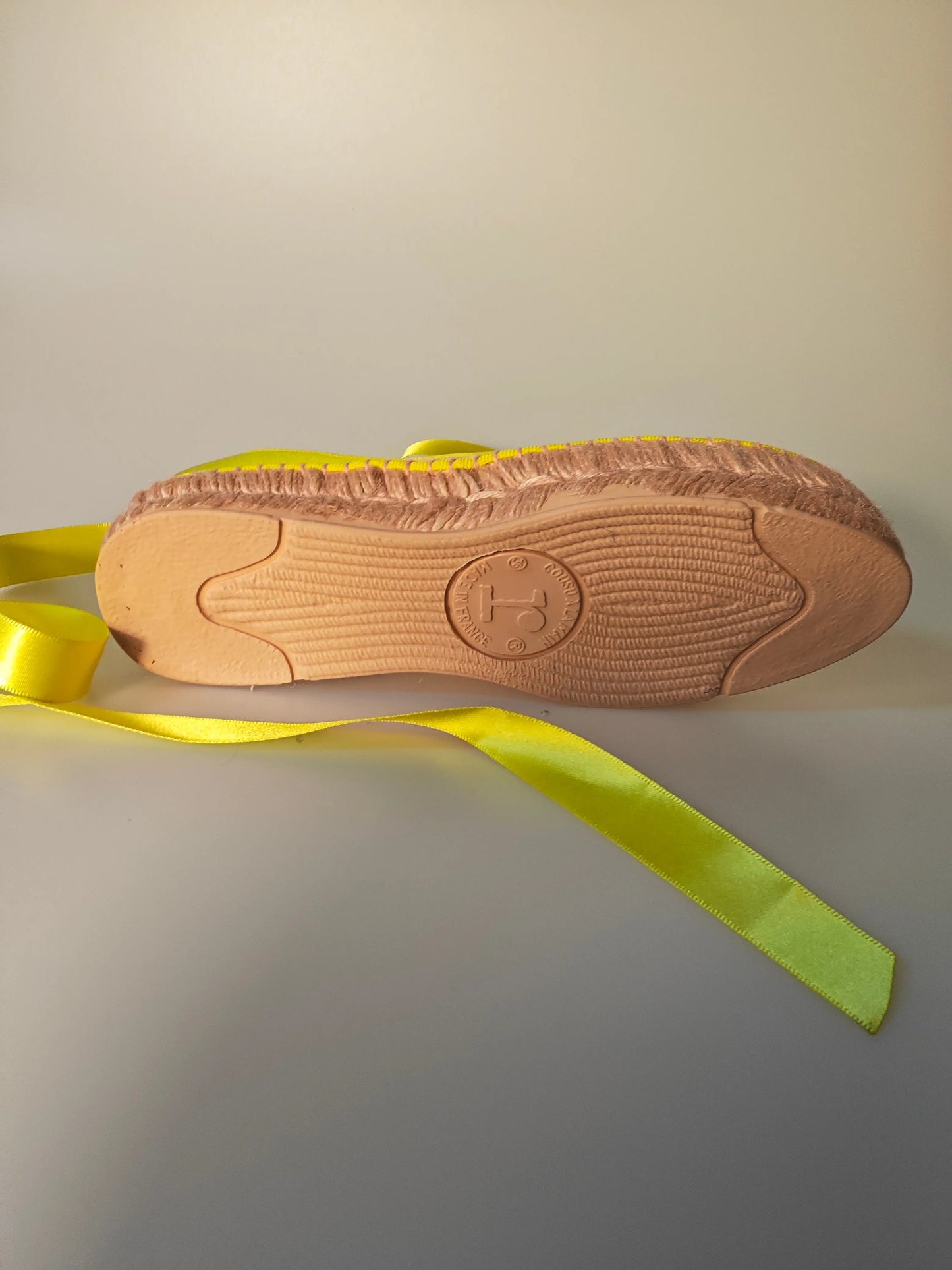 Espadrille jaune satinée à rubans Repetto, avec semelle en corde tressée et logo imprimé.