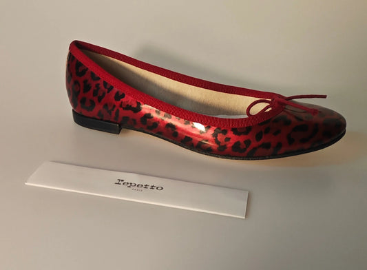 Ballerine multicolore avec motif léopard de Repetto, avec un petit nœud décoratif assorti.