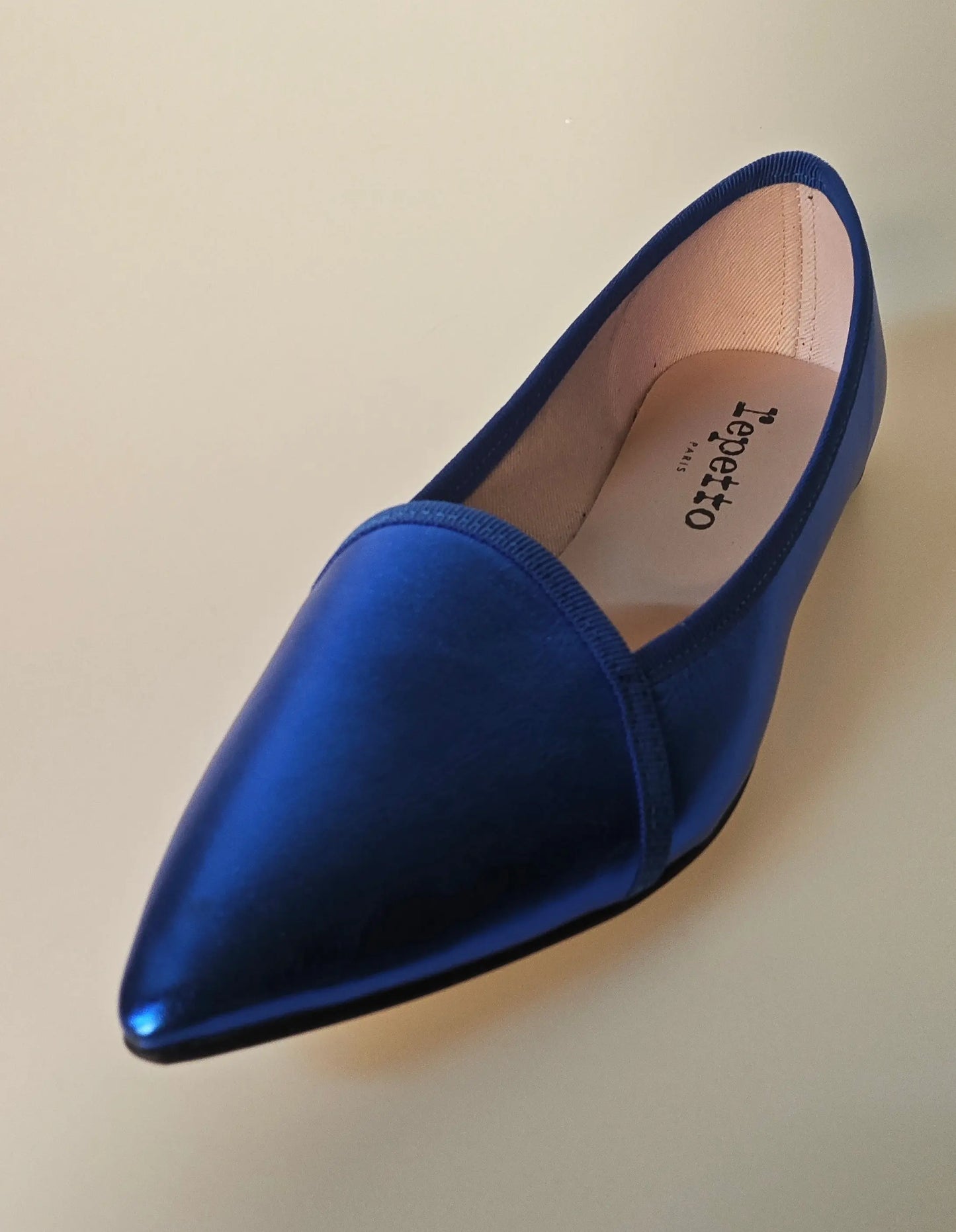 Ballerine pointue bleu électrique Repetto, en satin lisse et brillant.