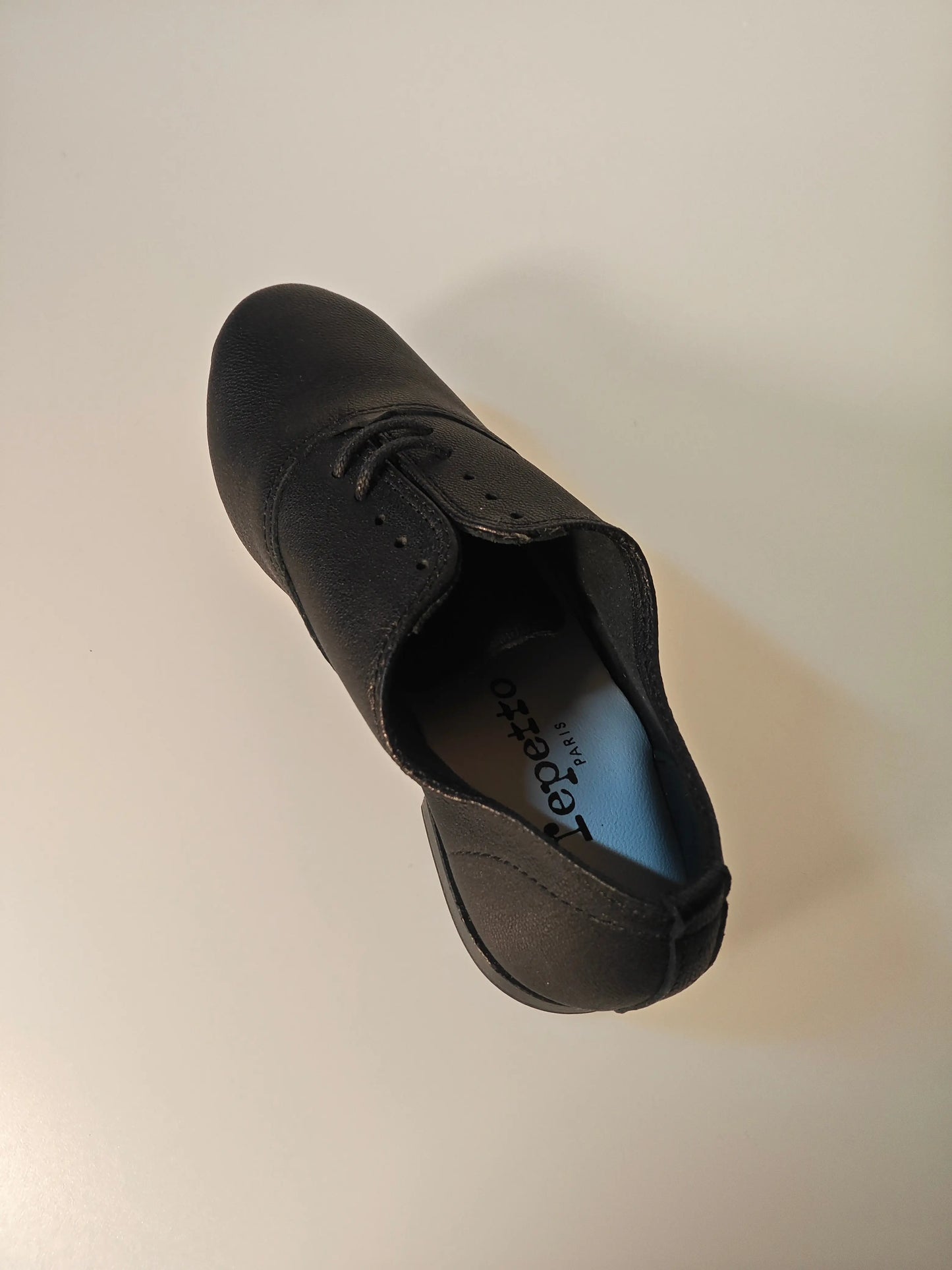 Richelieu Zizi noir en cuir, de Repetto, avec des lacets fins et une semelle intérieure bleu clair.