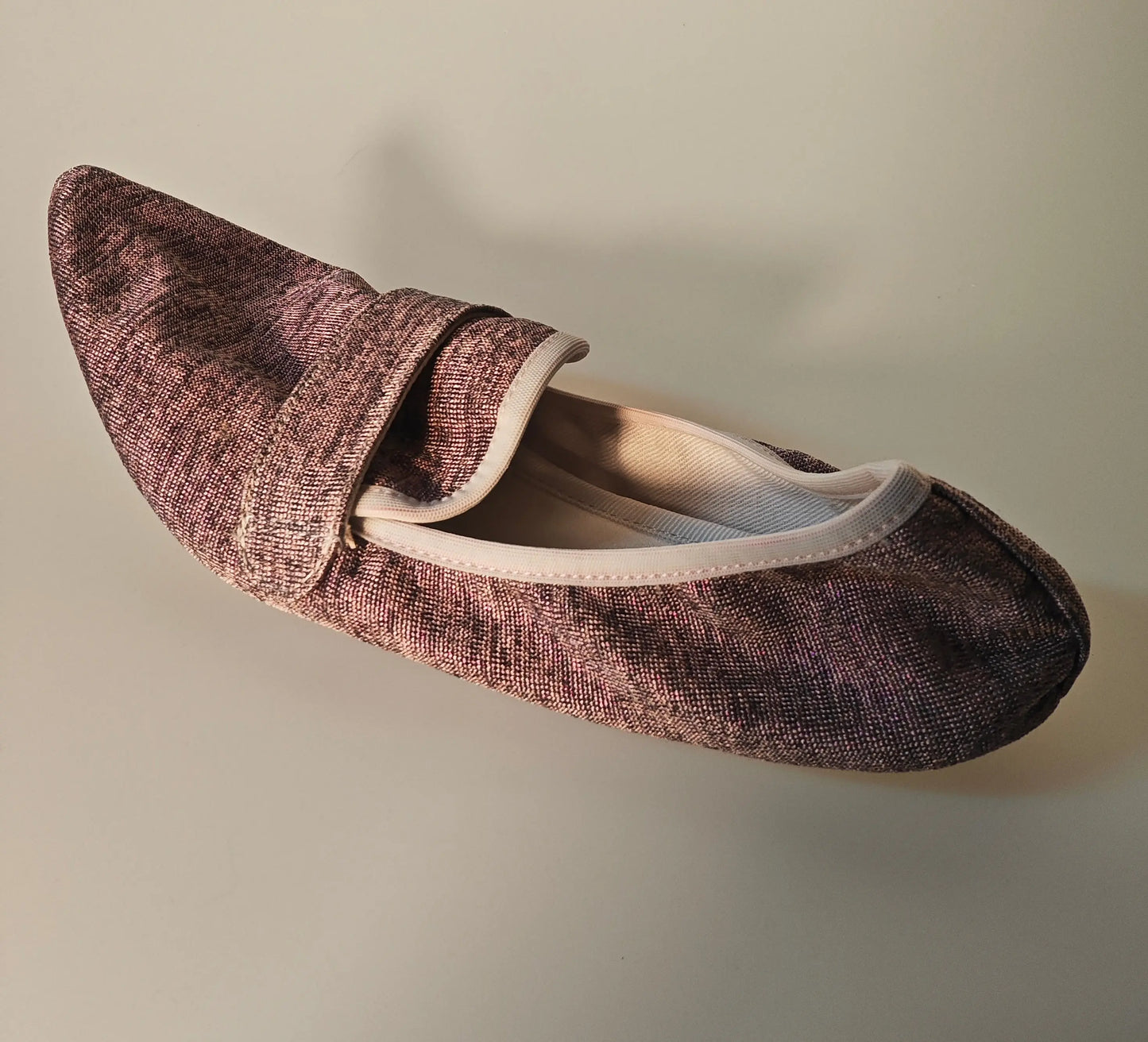 Chaussure femme Repetto de couleur prune avec une bride sur le dessus et une bordure beige.