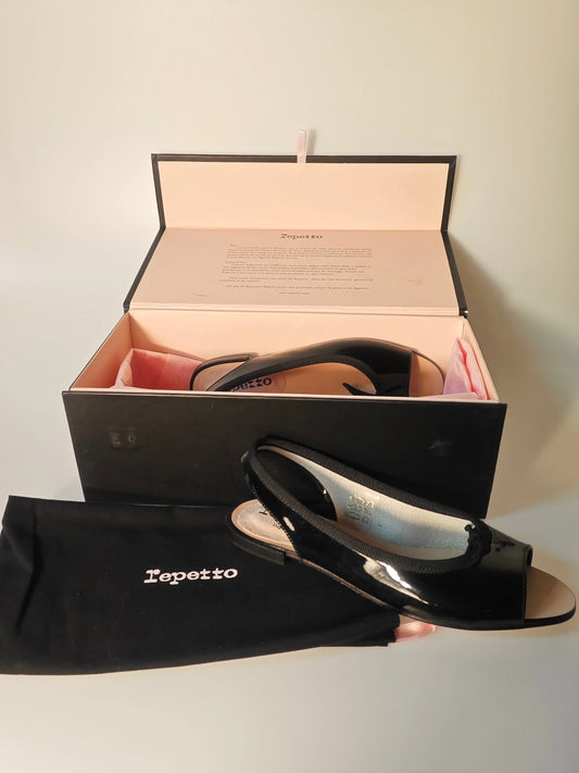 Ballerines slingback vernies noires Repetto avec une pochette de rangement noire, présentées dans leur boîte.
