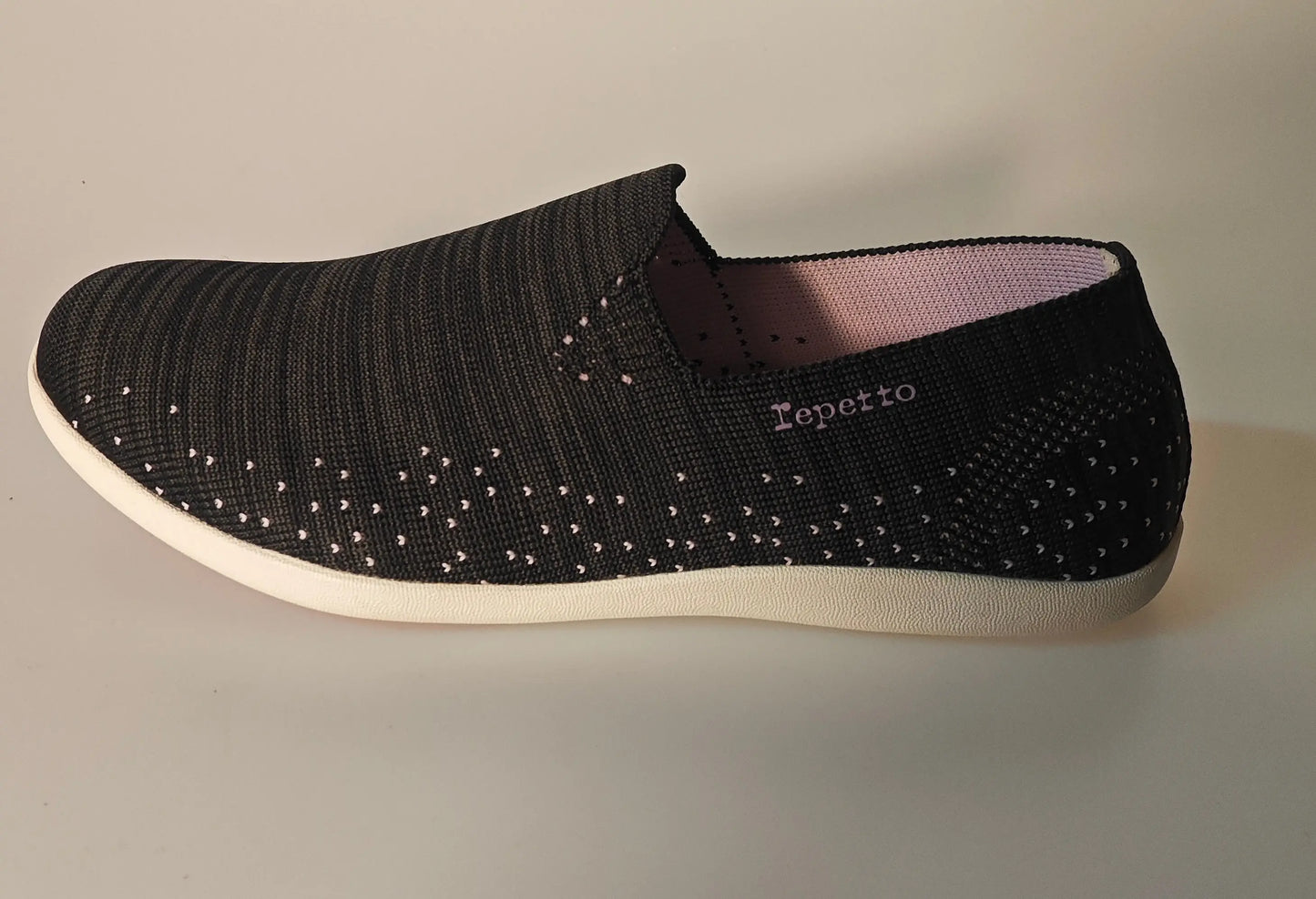 Ballerine noire en maille Repetto à motifs pointillés, avec doublure rose pâle.