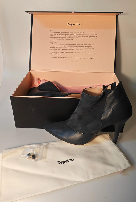 Bottines en cuir noir de Repetto avec fermeture éclair latérale, présentées dans leur boîte.