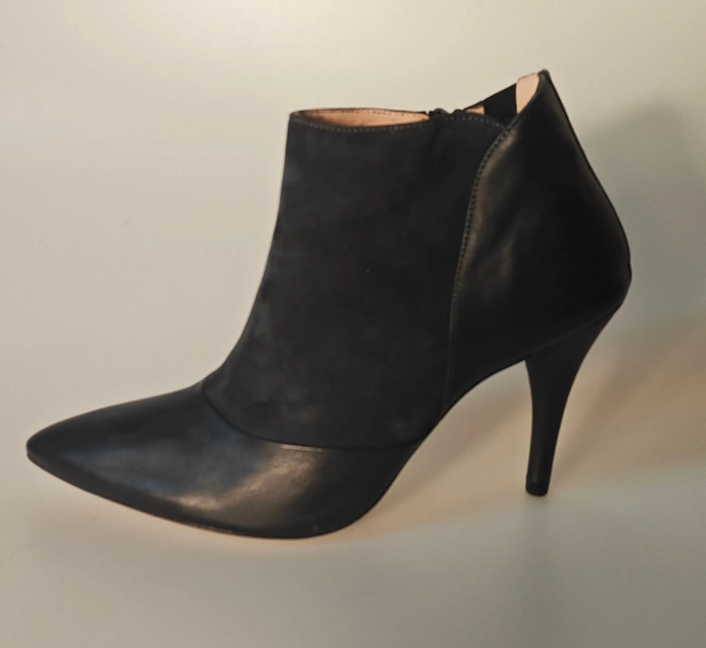 Bottine noire en cuir de Repetto, avec talon aiguille et bout pointu.