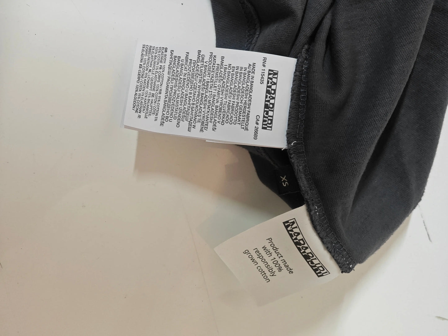 Sweat gris foncé uni de Napapijri, avec des étiquettes montrant la composition et les instructions de lavage.