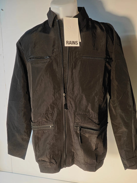 Veste imperméable noire par Rains avec fermeture éclair frontale et poches zippées.