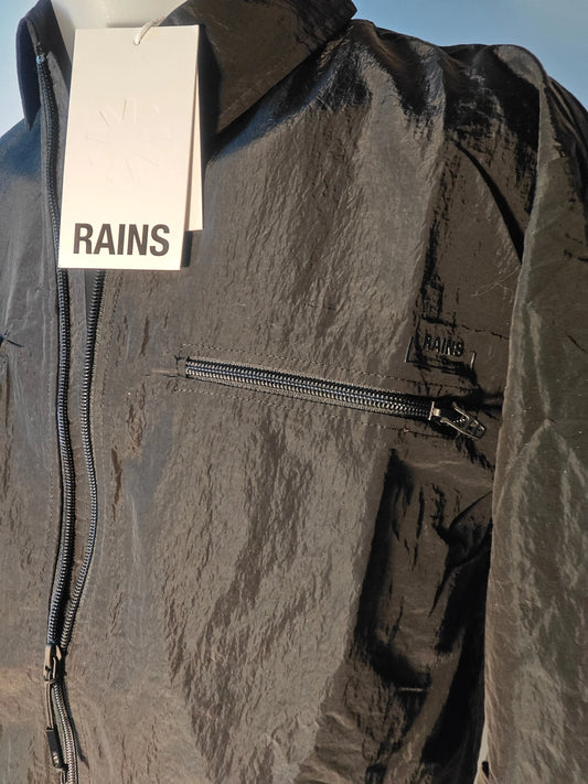Veste de pluie noire imperméable de Rains, avec fermeture éclair et poche poitrine zippée.