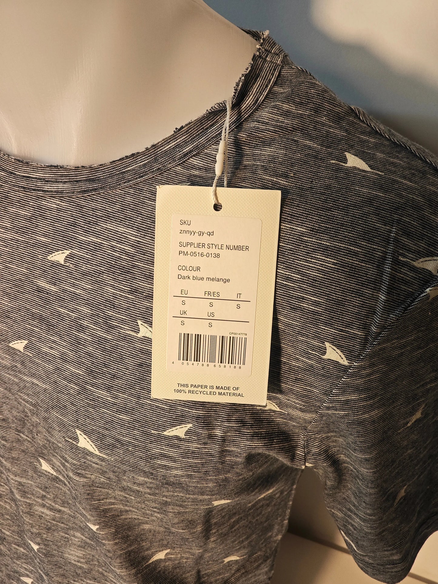 T-shirt gris à motifs de voiliers par Pier One, taille S, en mélanges de bleu foncé.