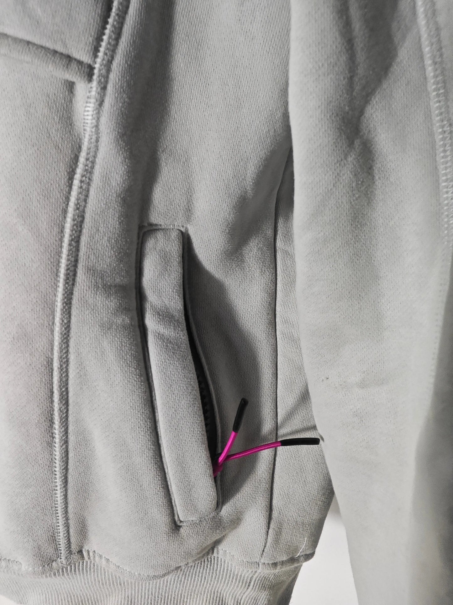 Sweat à capuche gris clair de Black Bananas, avec logo rose, style unisexe, d'occasion, fermeture éclair et poche.