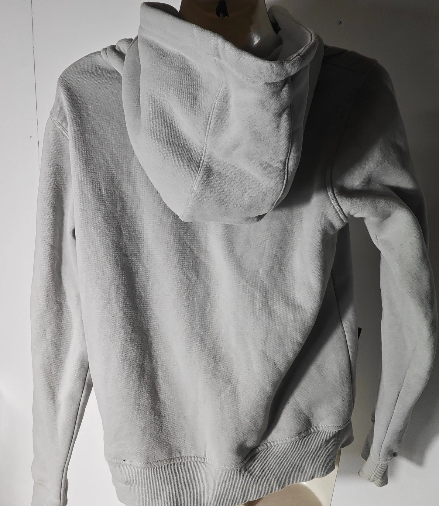 Sweat à capuche gris clair par Upstyle Destock, avec logo rose, modèle unisexe, de dos.