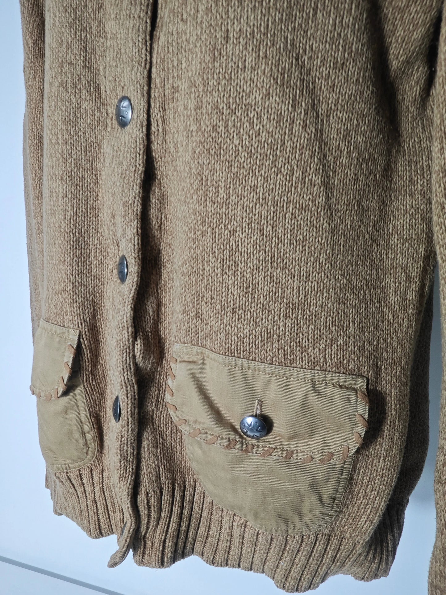 Gilet en coton beige par Lauren Ralph Lauren, avec poches plaquées et détails décoratifs.