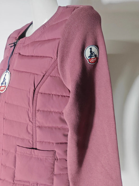 Veste matelassée bordeaux ALMEIRA de Jott, avec manches en tricot côtelé et logo rond sur la manche.