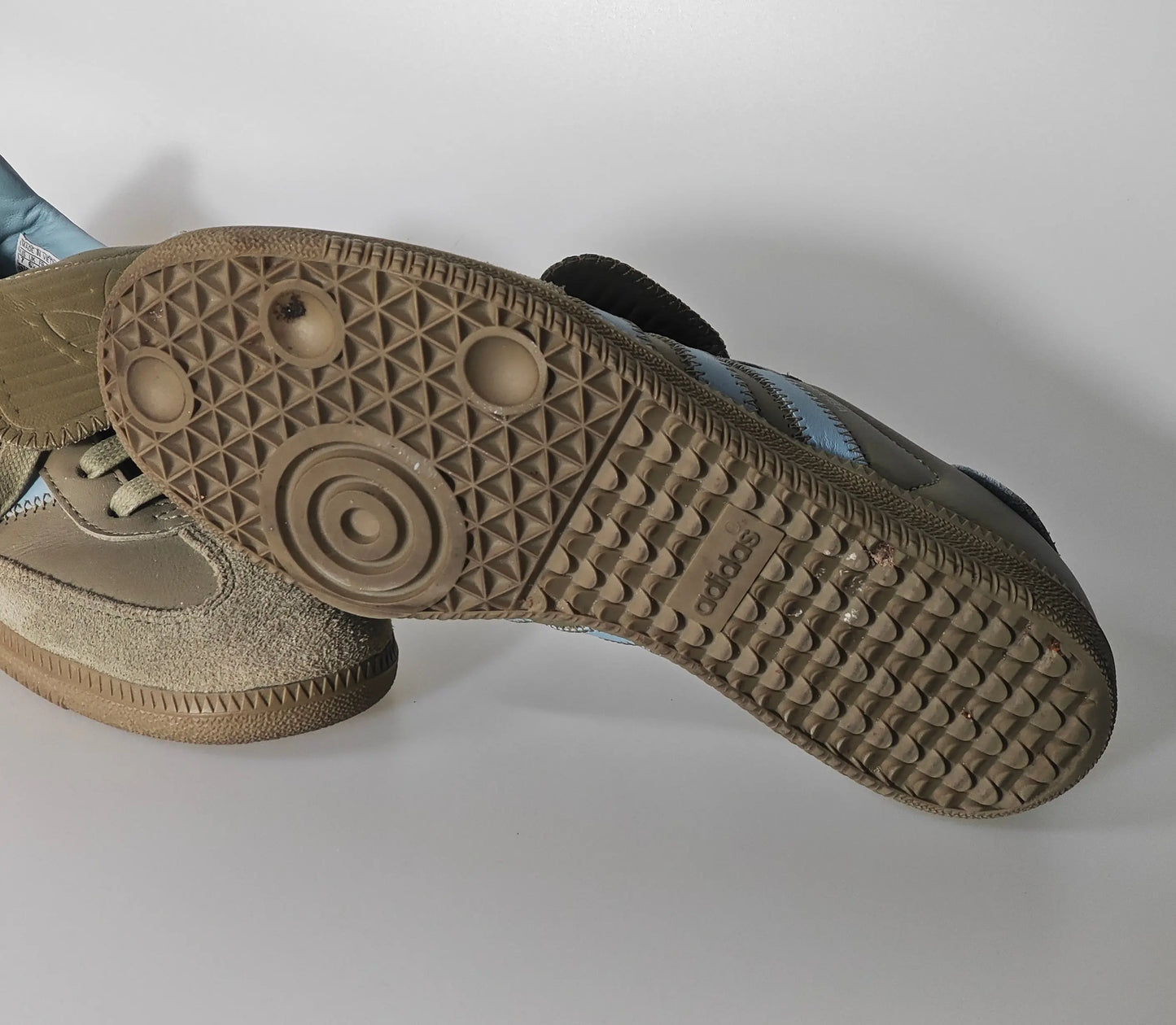Sneakers beiges de seconde main par Adidas, montrant la semelle en caoutchouc texturée.