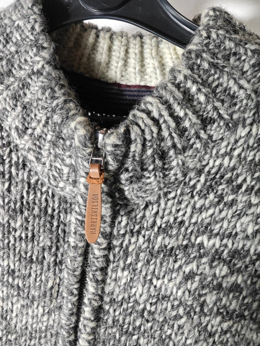 Gilet zippé en laine épaisse gris chiné de Harris Wilson, avec une fermeture éclair en métal et tirette en cuir.