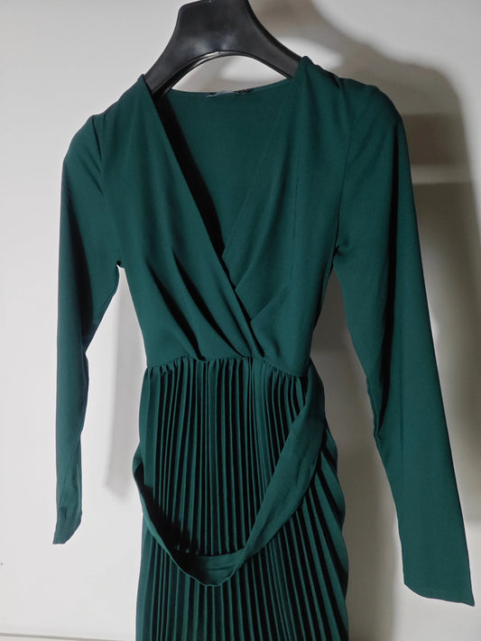 Robe plissée verte de PrettyLittleThing, avec un décolleté cache-cœur et une jupe plissée ceinturée.