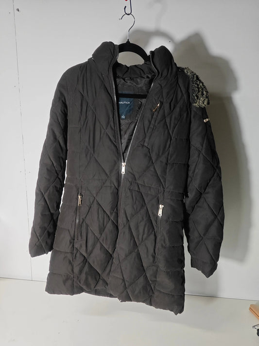 Veste d'hiver noire par Nautica, matelassée avec fermeture éclair et capuche à fausse fourrure.