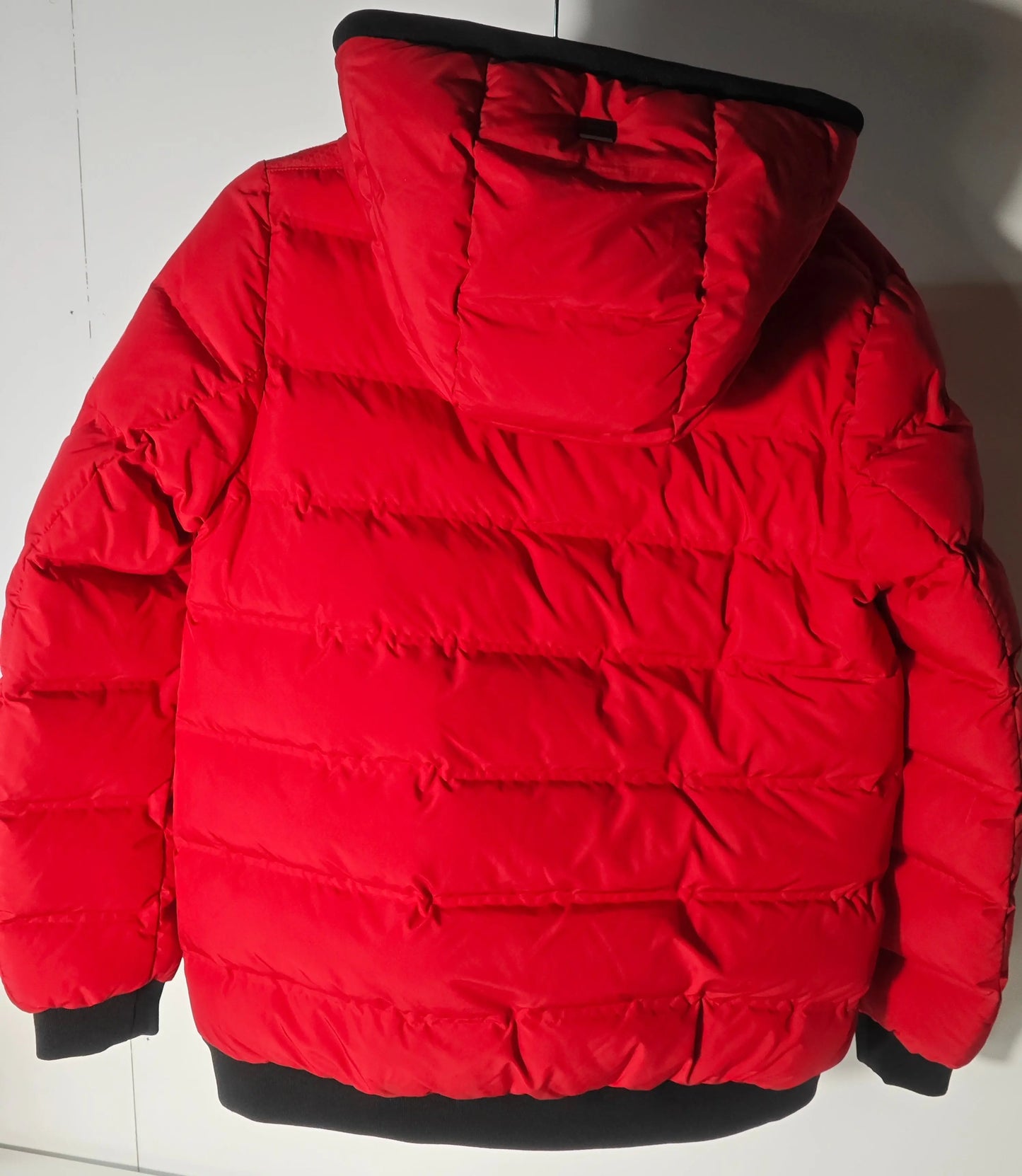 Doudoune rouge Geox, modèle Respira Spherica, avec capuche et bordures noires.