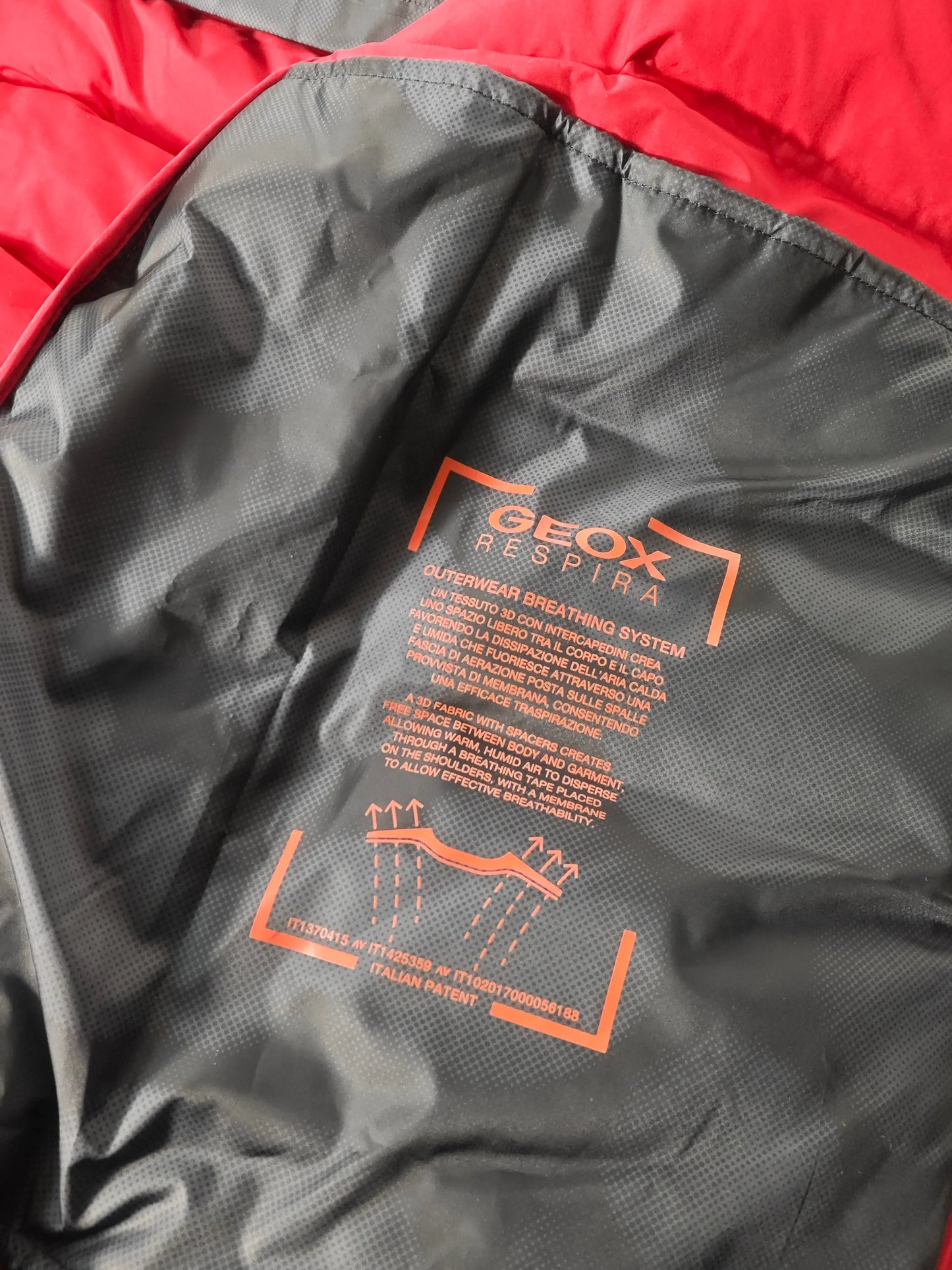 Doudoune rouge Geox Respira Spherica – Taille 38 de Geox, avec doublure intérieure grise à motif imprimé et détails de respirabilité.