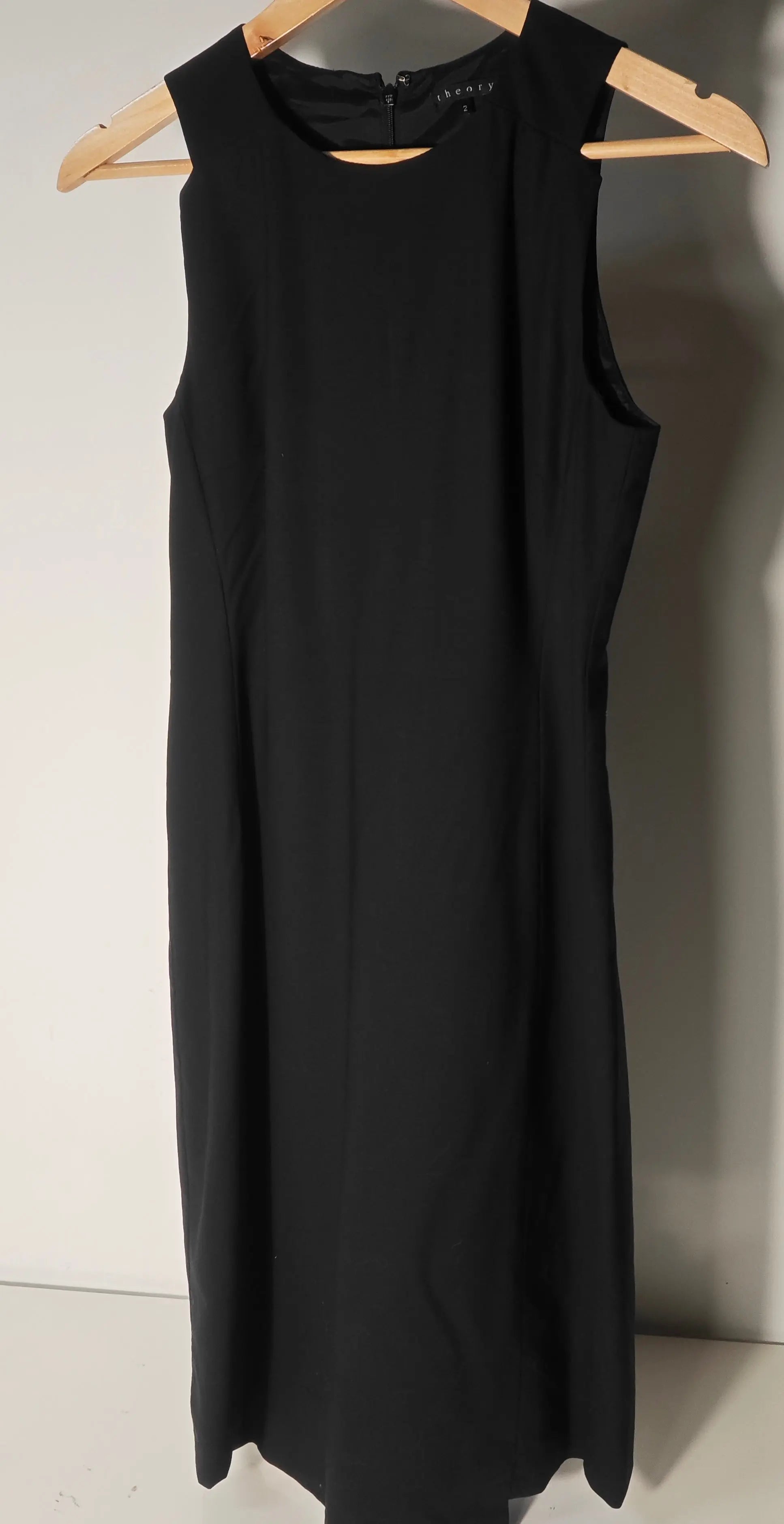 Robe noire sans manches de Theory, sur un cintre en bois, taille 2, d'occasion.