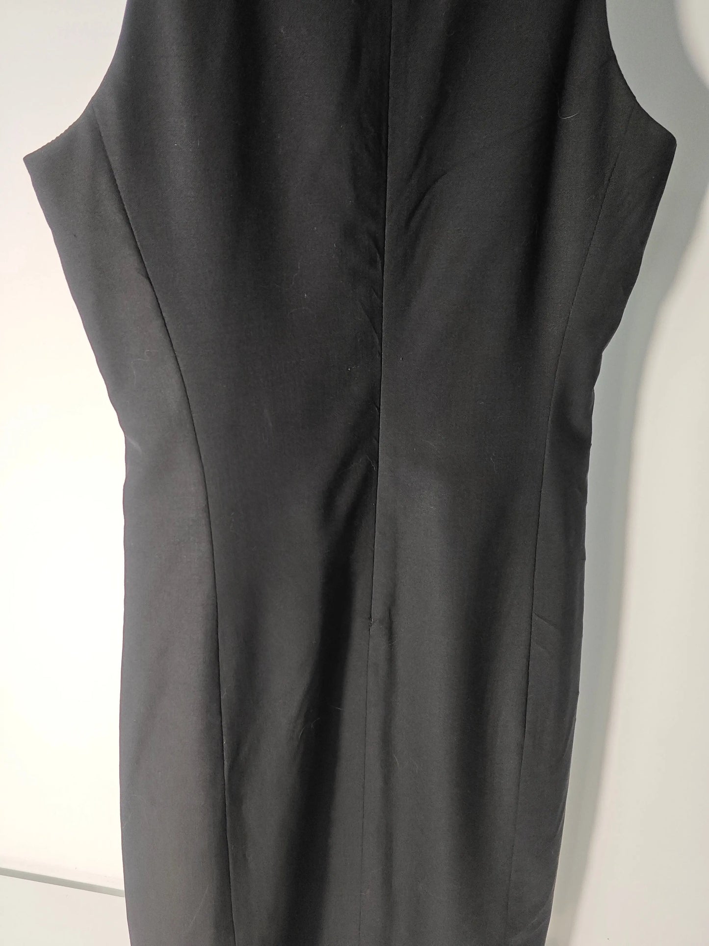 Robe noire sans manches de Theory, vue de dos.