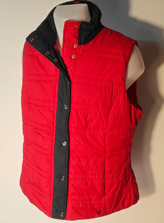 Doudoune rouge de Nautica avec garniture noire et fermeture à boutons pression ancrés.