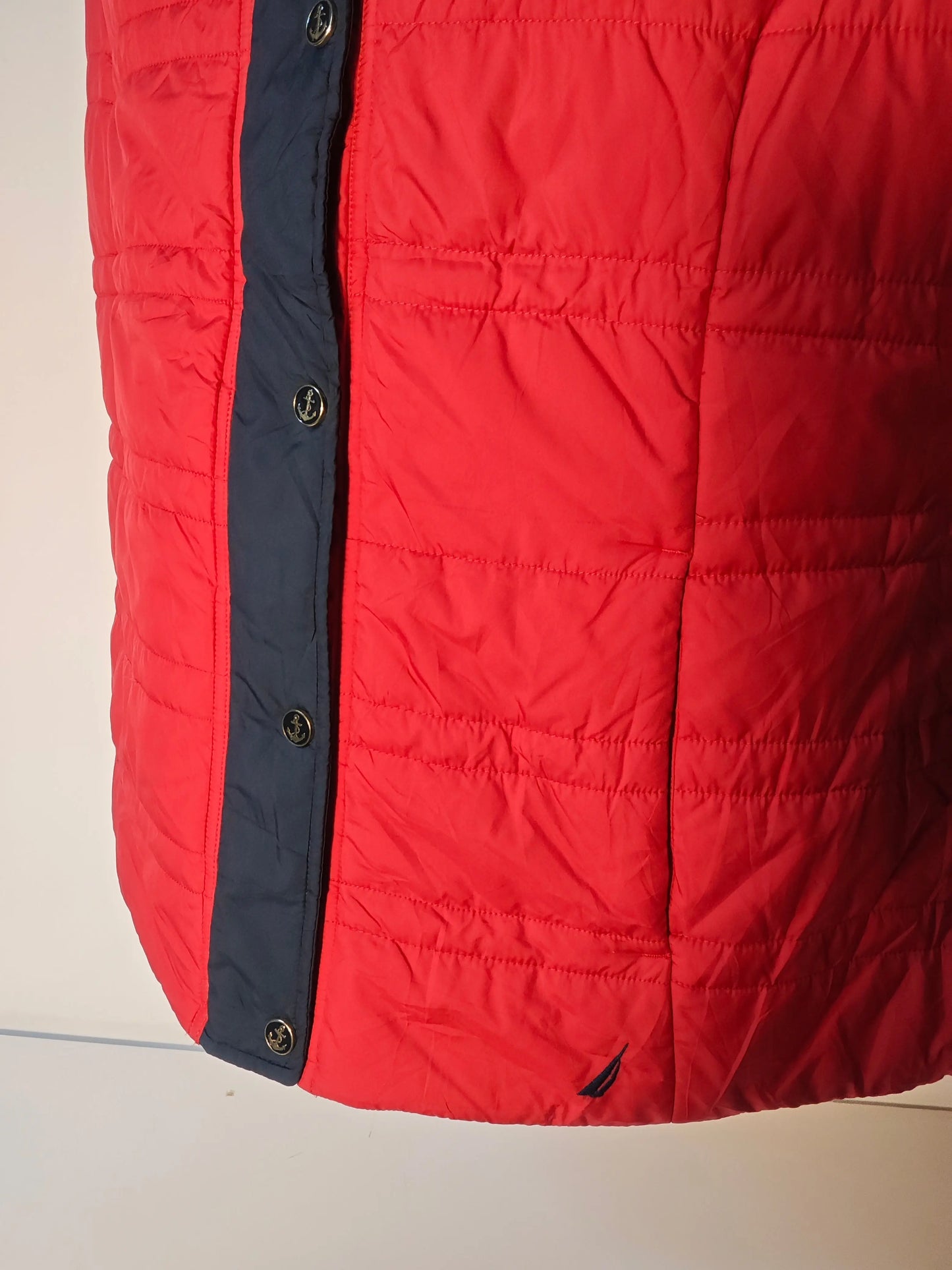Doudoune rouge de Nautica avec fermeture à boutons-pression, et logo brodé en bas.