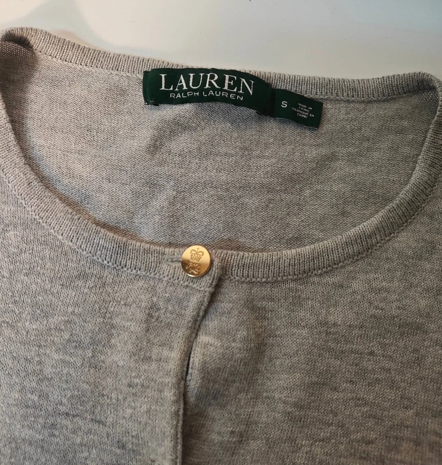 Cardigan gris en maille de Lauren Ralph Lauren, avec bouton doré ornemental.